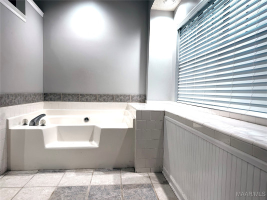 6121 Bell Road Manor