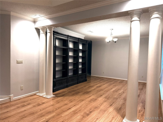 6121 Bell Road Manor