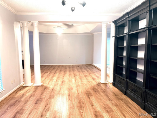 6121 Bell Road Manor