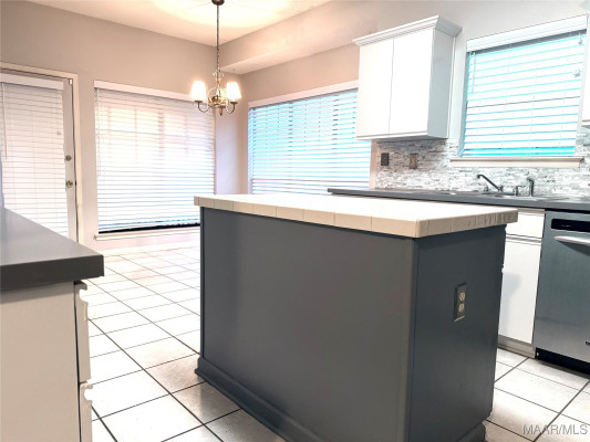 6121 Bell Road Manor