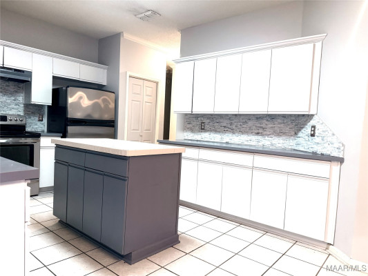 6121 Bell Road Manor