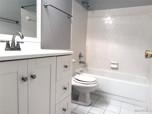 6121 Bell Road Manor