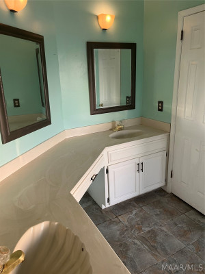 7036 Knoll Loop