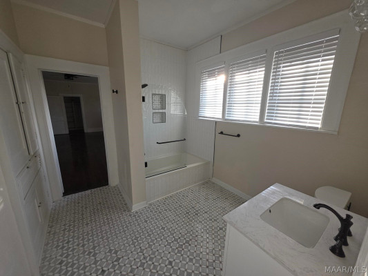 2481 E Cloverdale Park