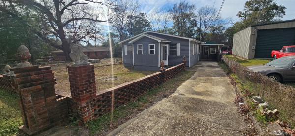 809 BUNCHE Avenue