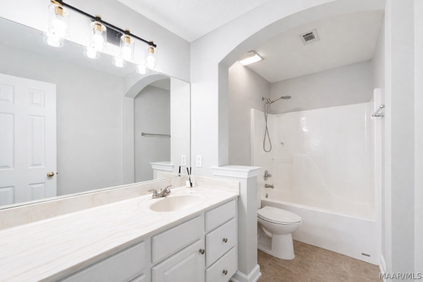 3936 CLAIBORNE Circle