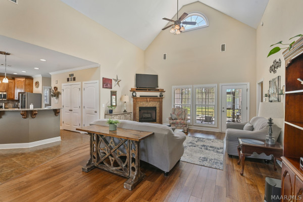 315 Curlee Way