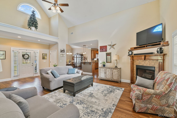 315 Curlee Way