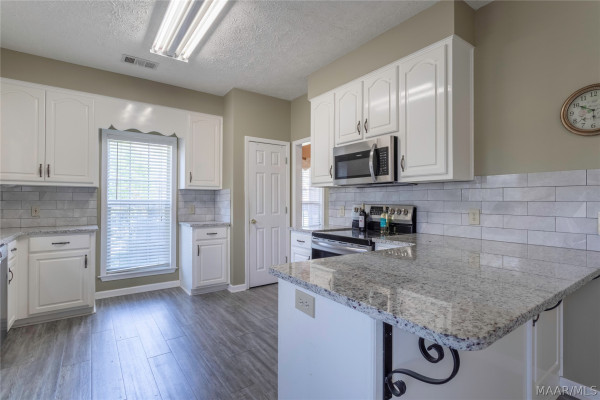 338 MEADOWVIEW Drive