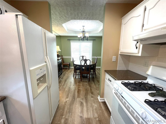 130 Blushing Groom Street