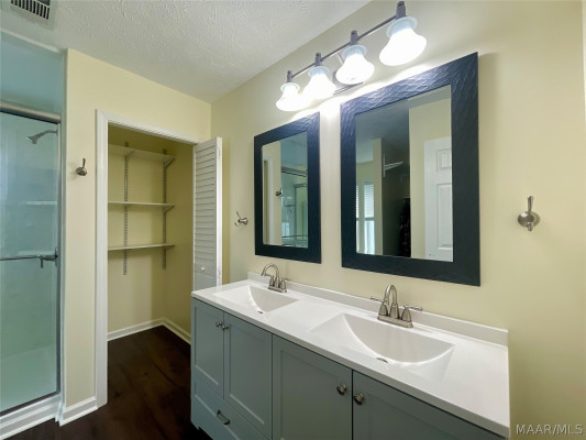 130 Blushing Groom Street