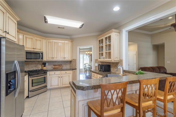 140 E POPLAR Street