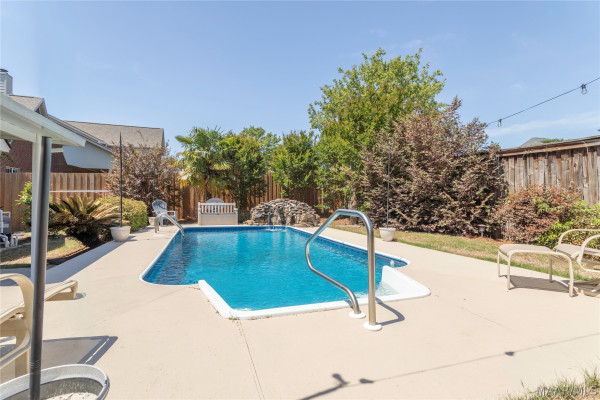 140 E POPLAR Street