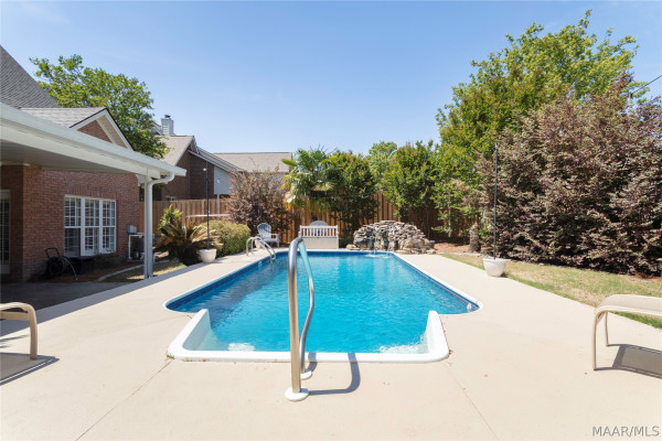 140 E POPLAR Street