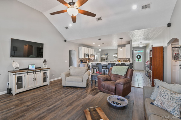 1086 POPLAR Street