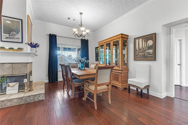 1078 E POPLAR Street