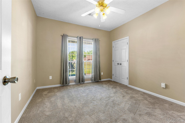 398 MEADOWVIEW Drive