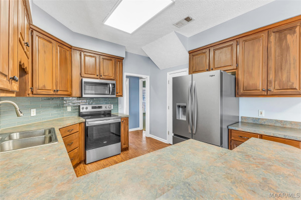 398 MEADOWVIEW Drive