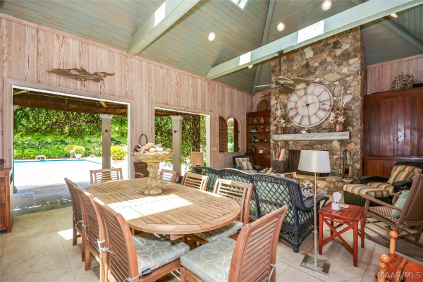 5442 Woodside Circle