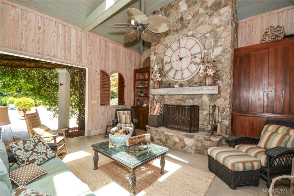 5442 Woodside Circle