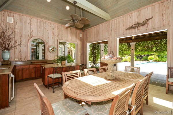 5442 Woodside Circle