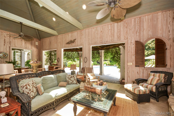 5442 Woodside Circle