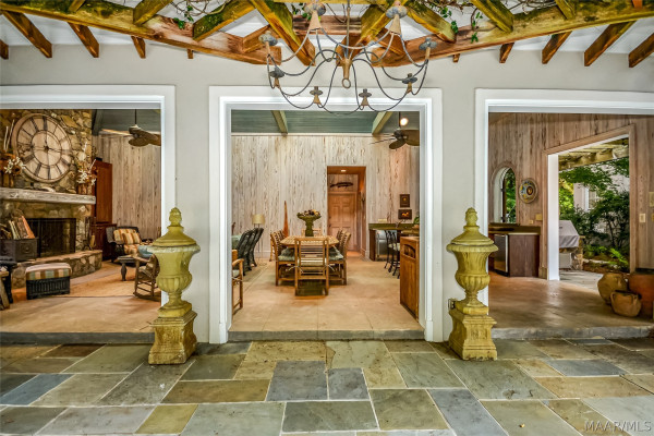 5442 Woodside Circle
