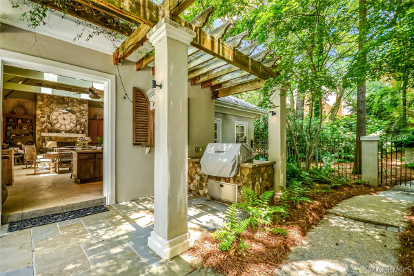 5442 Woodside Circle
