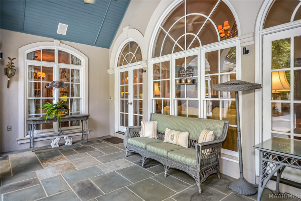 5442 Woodside Circle