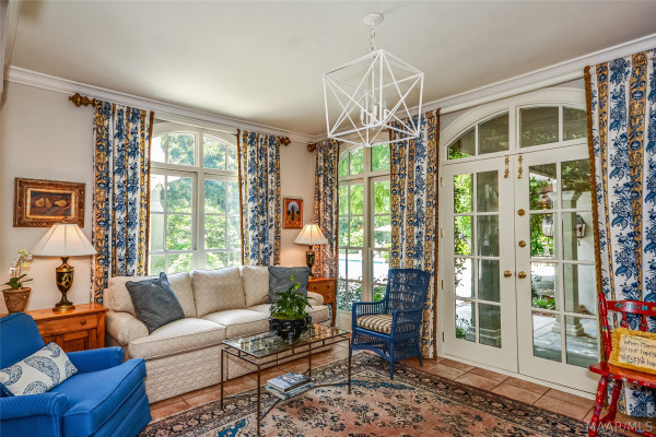 5442 Woodside Circle