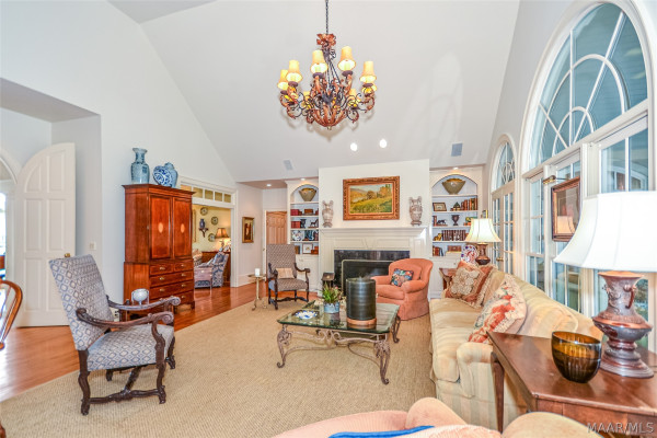 5442 Woodside Circle