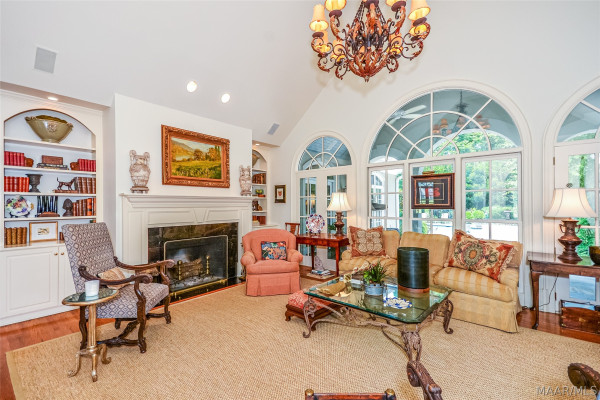 5442 Woodside Circle