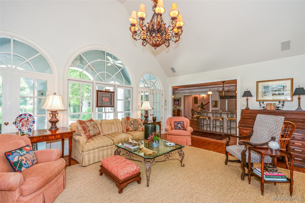 5442 Woodside Circle