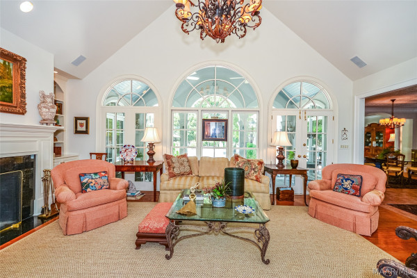 5442 Woodside Circle