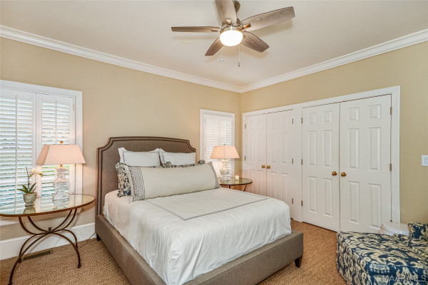5442 Woodside Circle