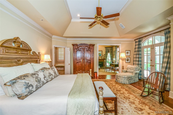 5442 Woodside Circle