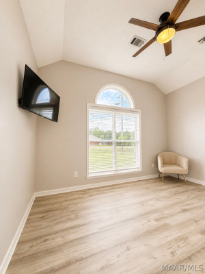 631 INGLESIDE Way