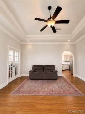 631 INGLESIDE Way