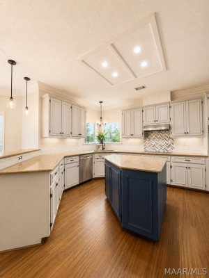 631 INGLESIDE Way