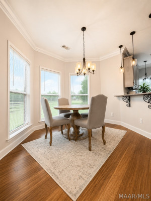 631 INGLESIDE Way