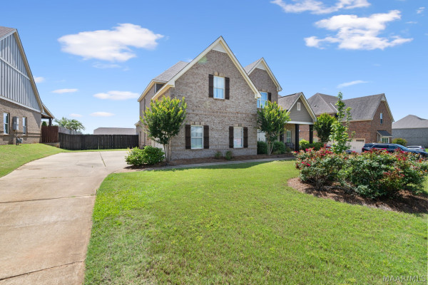 422 SYDNEY Drive N