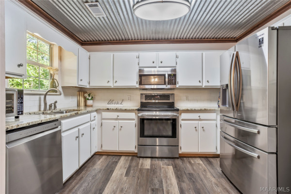 105 Lakeview Court