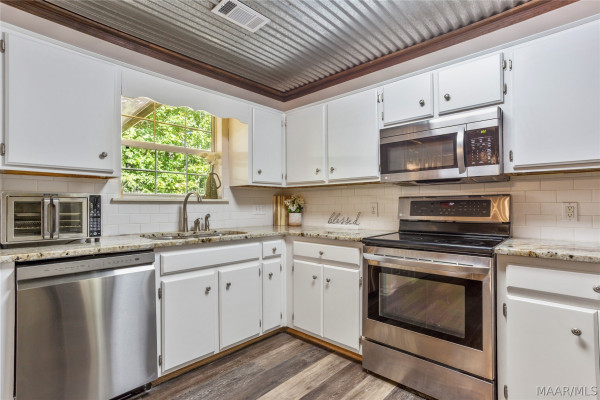 105 Lakeview Court