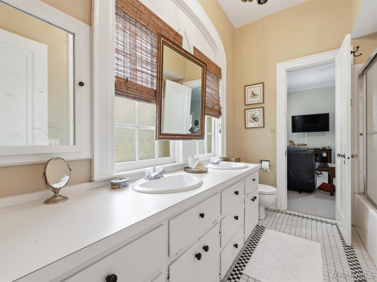 820 E Fairview Avenue