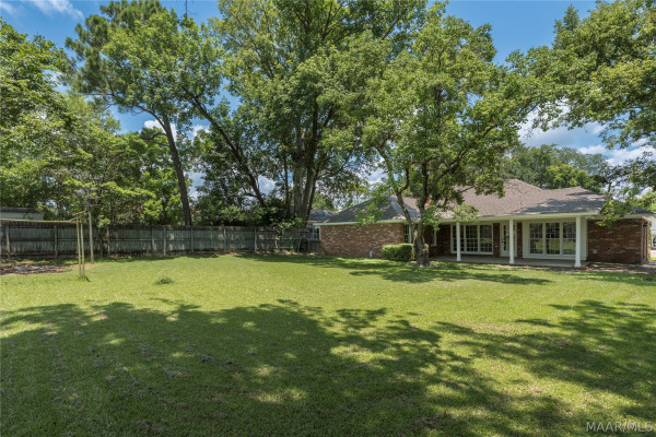 2220 E ABERDEEN Drive