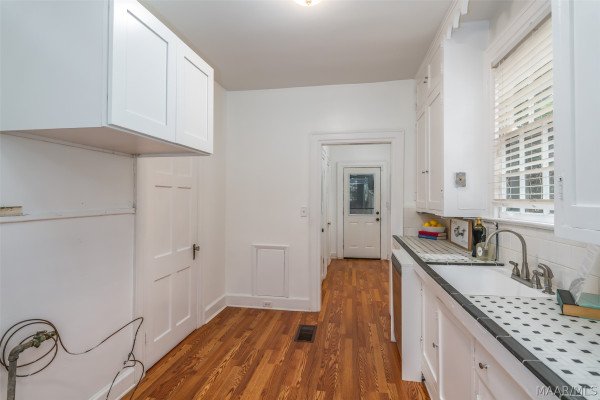 2435 E Cloverdale Park