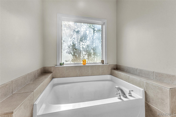 586 INGLESIDE Way