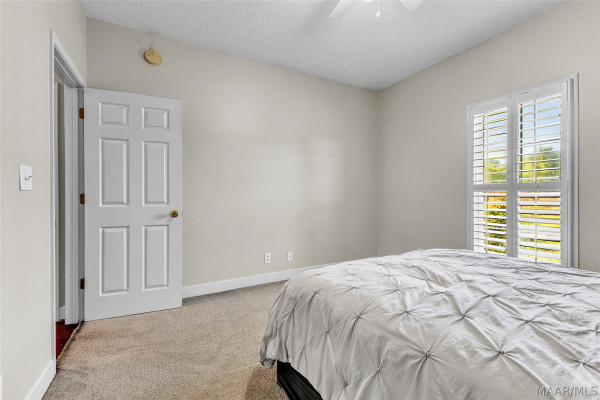 586 INGLESIDE Way