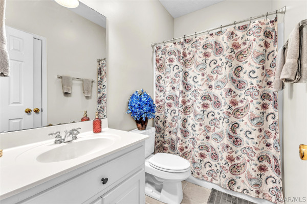 586 INGLESIDE Way