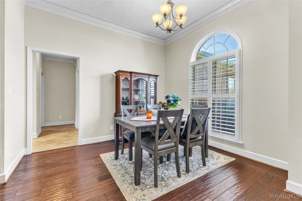 586 INGLESIDE Way